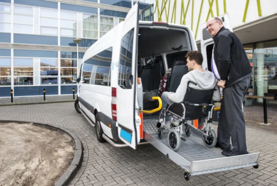 image ambulancier poussant un patient fauteuil roulant à l'hôpital