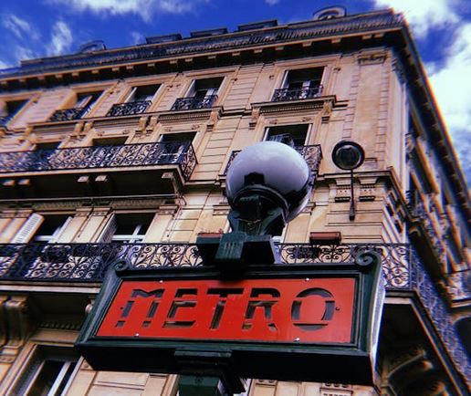 Panneau d'entrée de métro à Paris