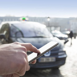 personne réservant un taxi sur une application mobile