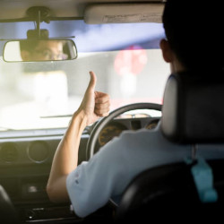 chauffeur de taxi faisant un pouce en l'air