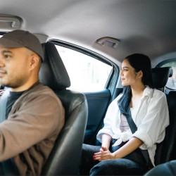 passagère polie dans un taxi