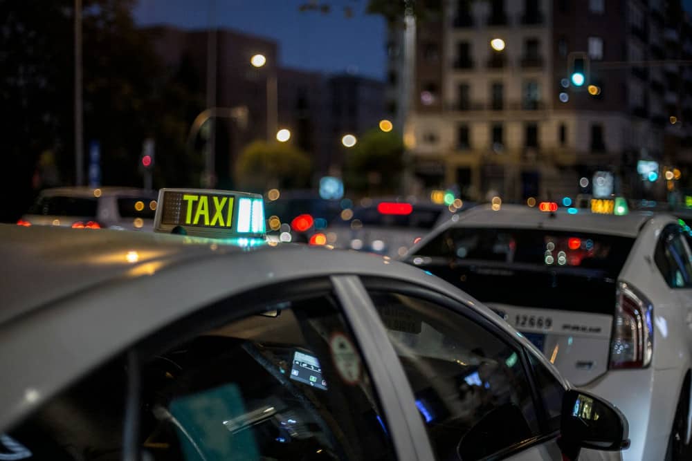 taxis blancs appartenant à la société Alpha Taxis