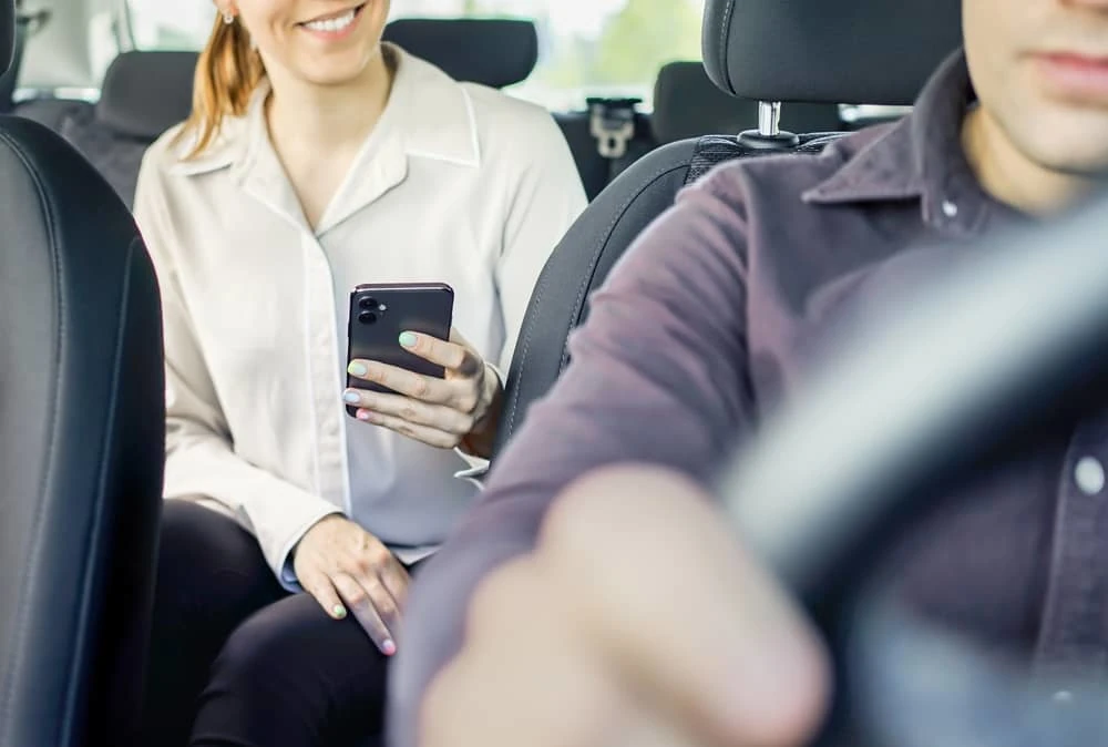 client et chauffeur dans un taxi Best Taxi Marseille