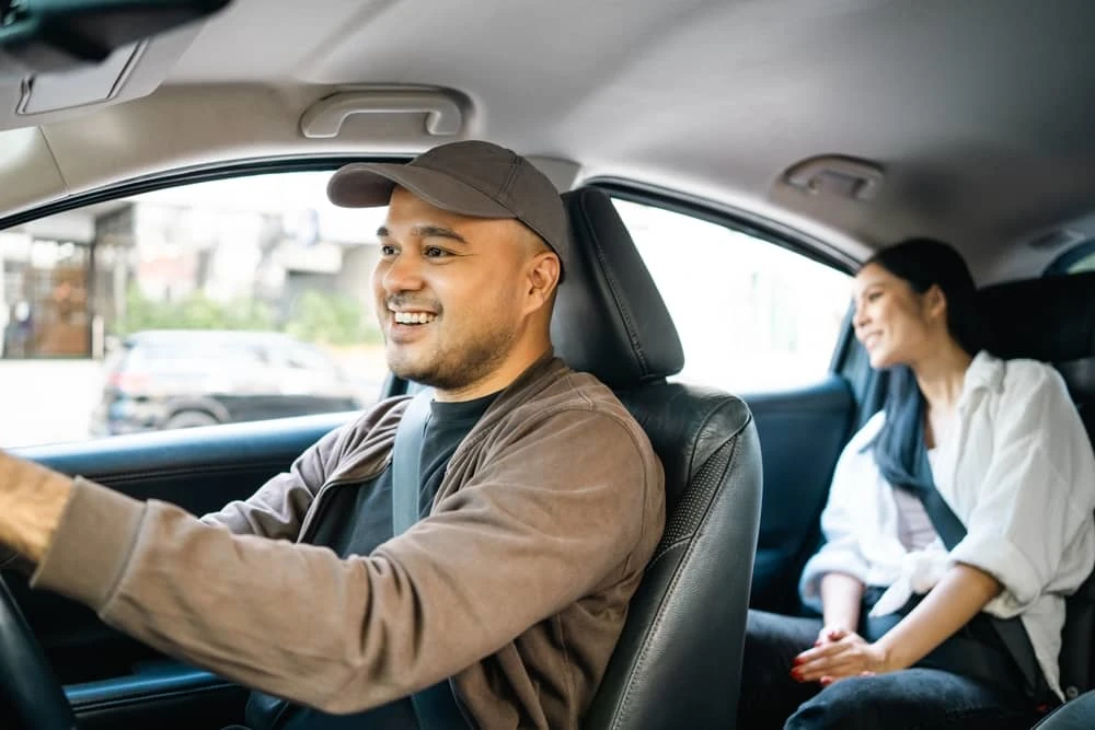 chauffeur de taxi et une cliente dans un taxi à Nice