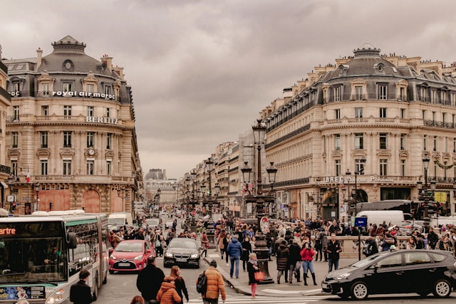 voitures, taxis et bus se déplaçant dans Paris