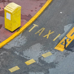 station de taxi avec l'inscription "taxi" en jaune