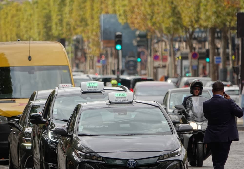 file de taxis parisiens en ville