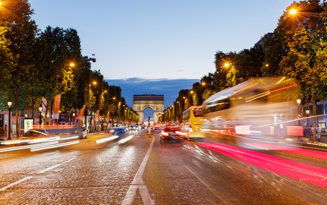 voitures et taxis sur les Champs Élysées à Paris
