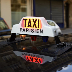 lumineux sur un taxi parisien