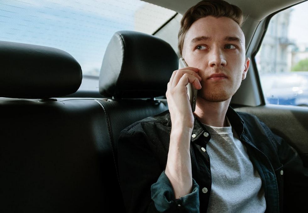Passager d'un taxi au téléphone