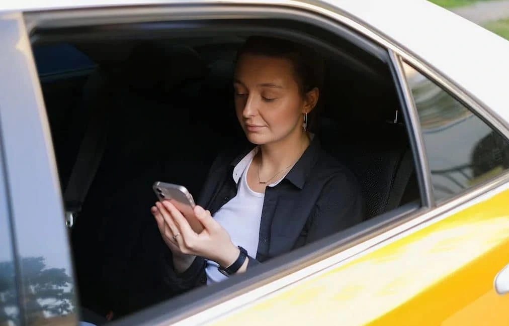 Femme prenant un taxi