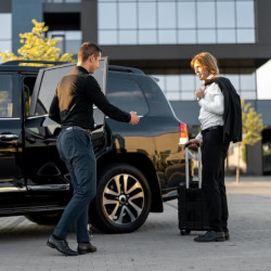 femme s'apprêtant à rentrer dans un taxi