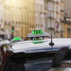 enseigne lumineuse sur un taxi à Rambouillet